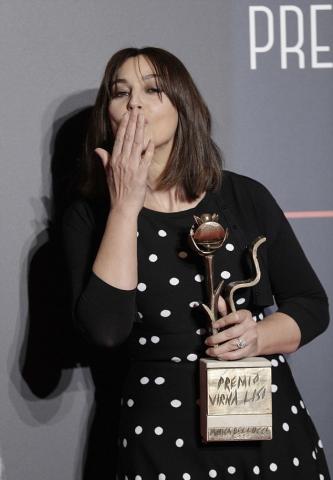 Η Monica Bellucci με καρέ και αφέλειες πλέον Η Monica Bellucci με καρέ και αφέλειες πλέον