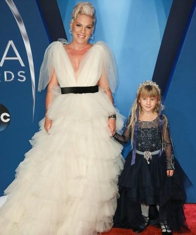 Μια άμαξα για δύο πριγκίπισσες παρακαλώ – Η Pink και η κόρη της βγήκαν από παραμύθι 