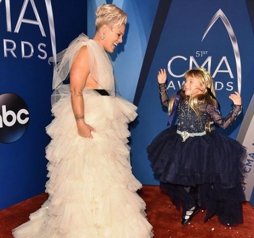 Μια άμαξα για δύο πριγκίπισσες παρακαλώ – Η Pink και η κόρη της βγήκαν από παραμύθι 