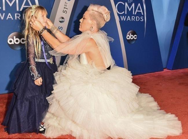 Μια άμαξα για δύο πριγκίπισσες παρακαλώ – Η Pink και η κόρη της βγήκαν από παραμύθι 