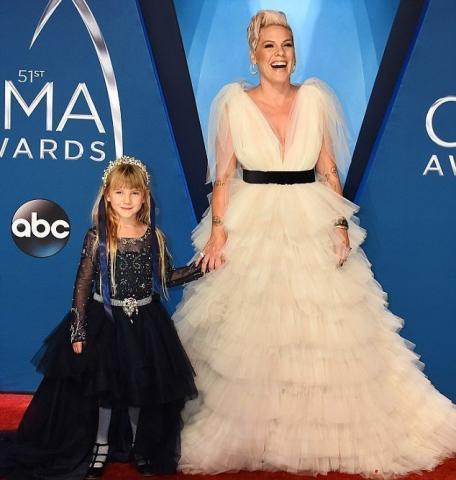 Μια άμαξα για δύο πριγκίπισσες παρακαλώ – Η Pink και η κόρη της βγήκαν από παραμύθι 