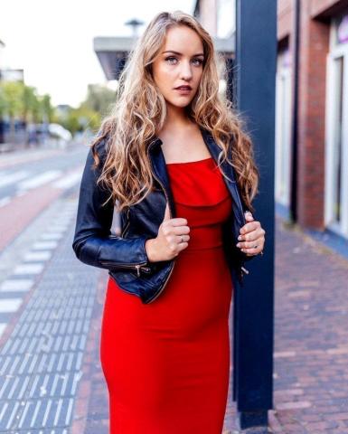 Η ξαδέρφη των αδελφών Hadid είναι plus size μοντέλο και πολύ μας αρέσει