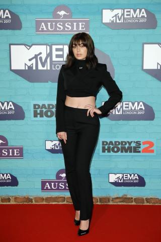 MTV Europe Awards: Η Rita Ora με μπουρνούζι και τα καλύτερα looks