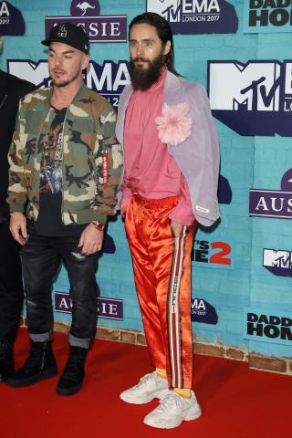 MTV Europe Awards: Η Rita Ora με μπουρνούζι και τα καλύτερα looks
