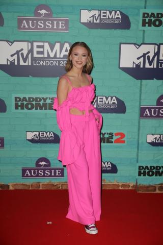 MTV Europe Awards: Η Rita Ora με μπουρνούζι και τα καλύτερα looks