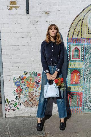 Η Alexa Chung σχεδίασε τσάντα και κοστίζει 28€