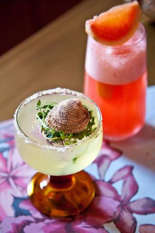 Η Αθήνα φοράει τη "Μάσκα" της Η Αθήνα φοράει τη "Μάσκα" της