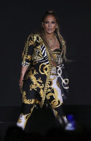 Η Jennifer Lopez με total Versace look