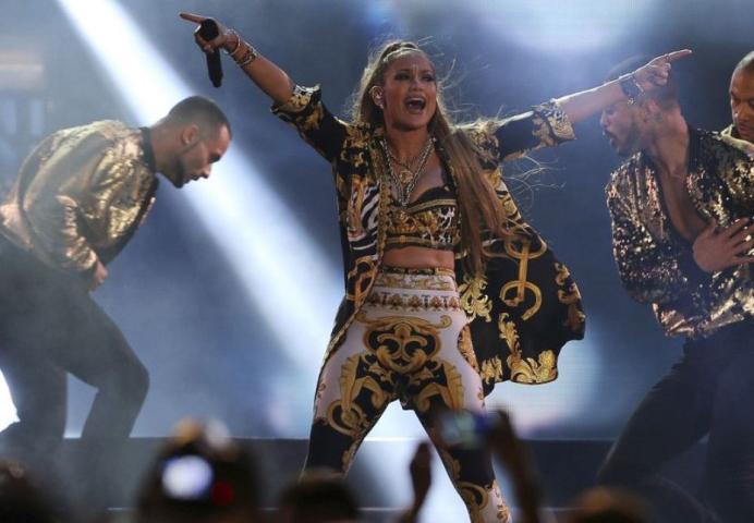 Η Jennifer Lopez με total Versace look