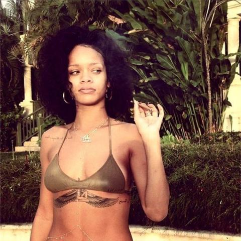 12 φορές που η Rihanna πόζαρε χωρίς ίχνος μακιγιάζ
