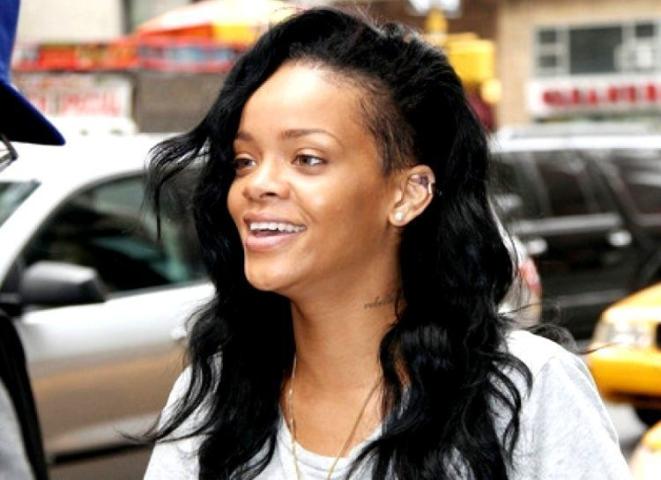 12 φορές που η Rihanna πόζαρε χωρίς ίχνος μακιγιάζ