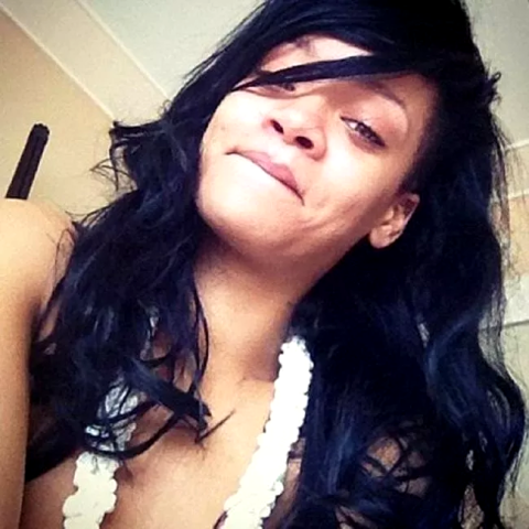 12 φορές που η Rihanna πόζαρε χωρίς ίχνος μακιγιάζ