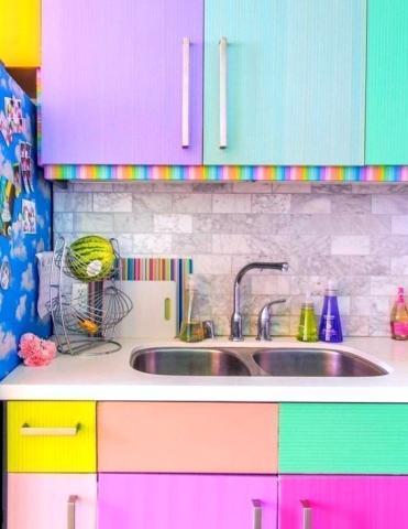 Το πιο δημοφιλές σπίτι του Instagram! Θα έμενες στο πιο πολύχρωμο διαμέρισμα του κόσμου;  Το πιο δημοφιλές σπίτι του Instagram! Θα έμενες στο πιο πολύχρωμο διαμέρισμα του κόσμου;