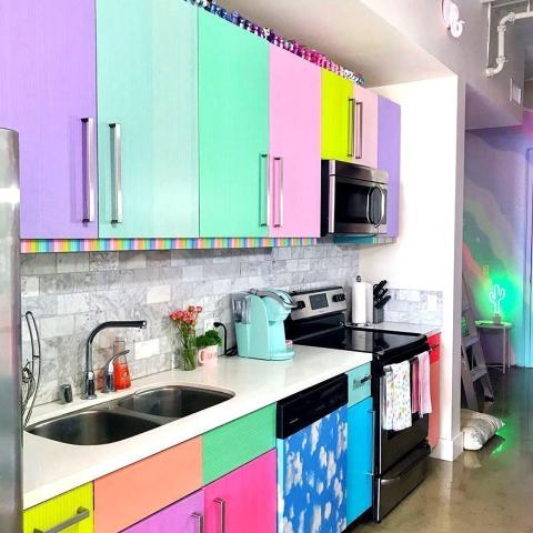 Το πιο δημοφιλές σπίτι του Instagram! Θα έμενες στο πιο πολύχρωμο διαμέρισμα του κόσμου;  Το πιο δημοφιλές σπίτι του Instagram! Θα έμενες στο πιο πολύχρωμο διαμέρισμα του κόσμου;