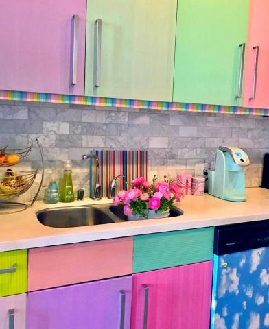 Το πιο δημοφιλές σπίτι του Instagram! Θα έμενες στο πιο πολύχρωμο διαμέρισμα του κόσμου;  Το πιο δημοφιλές σπίτι του Instagram! Θα έμενες στο πιο πολύχρωμο διαμέρισμα του κόσμου;