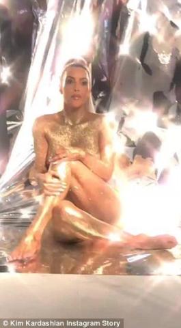 Kim Kardashian: Γυμνή και γκλιτεράτη Kim Kardashian: Γυμνή και γκλιτεράτη