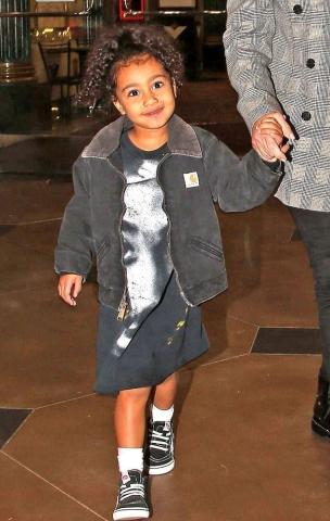 Η North West βγήκε με τη γιαγιά και τις ξαδέρφες της Η North West βγήκε με τη γιαγιά και τις ξαδέρφες της