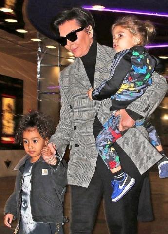 Η North West βγήκε με τη γιαγιά και τις ξαδέρφες της Η North West βγήκε με τη γιαγιά και τις ξαδέρφες της