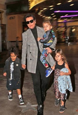 Η North West βγήκε με τη γιαγιά και τις ξαδέρφες της Η North West βγήκε με τη γιαγιά και τις ξαδέρφες της