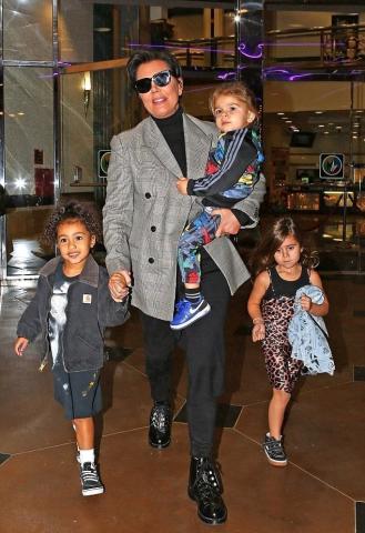 Η North West βγήκε με τη γιαγιά και τις ξαδέρφες της Η North West βγήκε με τη γιαγιά και τις ξαδέρφες της