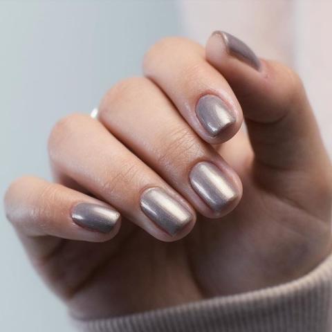 Βρήκαμε το μανικιούρ των Χριστουγέννων και έχει όση λάμψη πρέπει Βρήκαμε το μανικιούρ των Χριστουγέννων και έχει όση λάμψη πρέπει