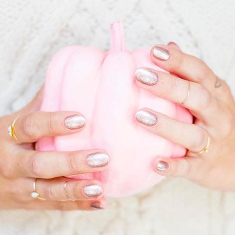 Βρήκαμε το μανικιούρ των Χριστουγέννων και έχει όση λάμψη πρέπει Βρήκαμε το μανικιούρ των Χριστουγέννων και έχει όση λάμψη πρέπει