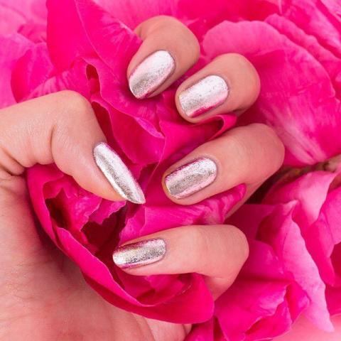 Βρήκαμε το μανικιούρ των Χριστουγέννων και έχει όση λάμψη πρέπει Βρήκαμε το μανικιούρ των Χριστουγέννων και έχει όση λάμψη πρέπει