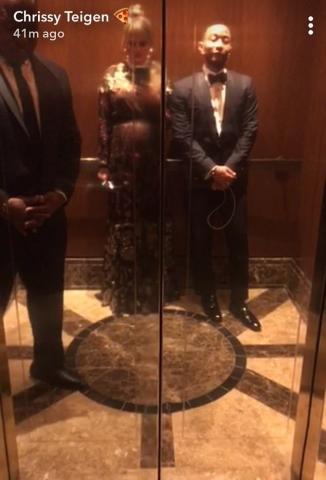 Η πρώτη εμφάνιση της Chrissy Teigen με φουσκωμένη κοιλίτσα