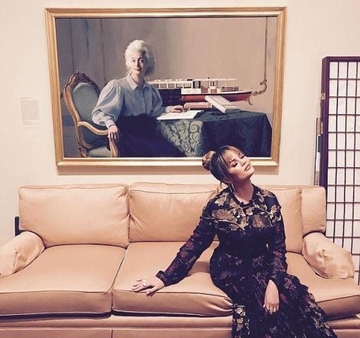 Η πρώτη εμφάνιση της Chrissy Teigen με φουσκωμένη κοιλίτσα