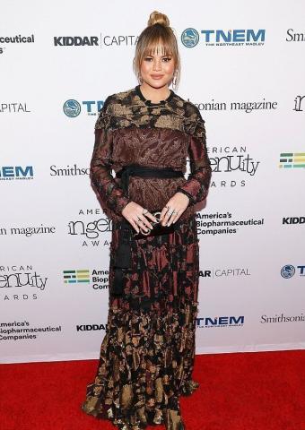 Η πρώτη εμφάνιση της Chrissy Teigen με φουσκωμένη κοιλίτσα