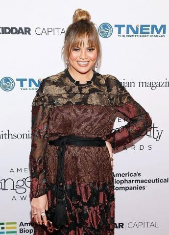 Η πρώτη εμφάνιση της Chrissy Teigen με φουσκωμένη κοιλίτσα