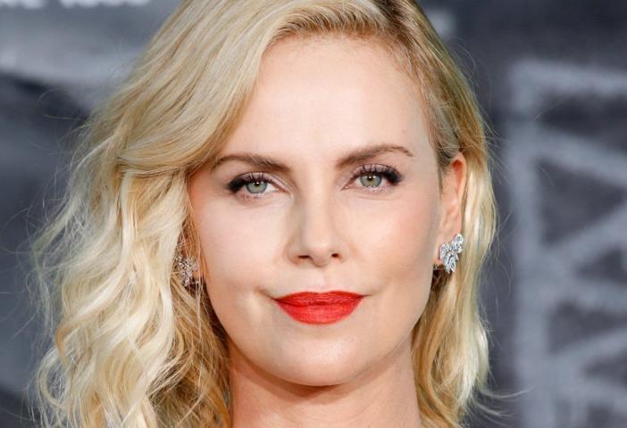 5 + 1 λήψεις της Charlize Theron που αποδεικνύουν ότι το μακιγιάζ της είναι περιττό