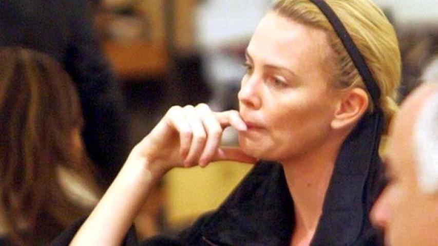 5 + 1 λήψεις της Charlize Theron που αποδεικνύουν ότι το μακιγιάζ της είναι περιττό