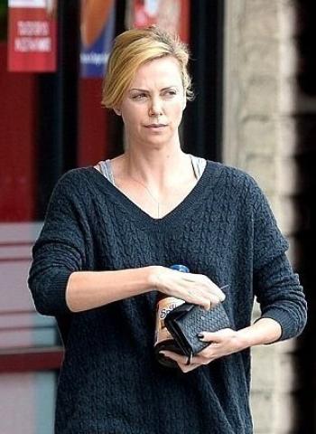 5 + 1 λήψεις της Charlize Theron που αποδεικνύουν ότι το μακιγιάζ της είναι περιττό