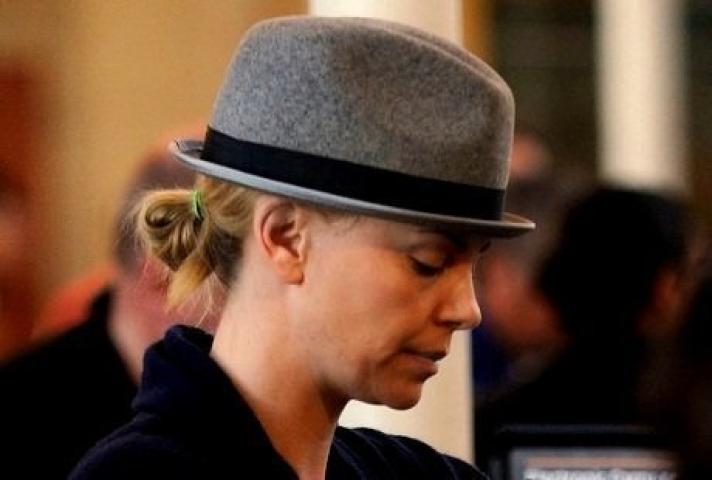 5 + 1 λήψεις της Charlize Theron που αποδεικνύουν ότι το μακιγιάζ της είναι περιττό