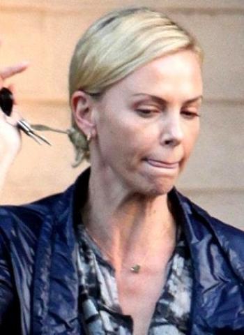 5 + 1 λήψεις της Charlize Theron που αποδεικνύουν ότι το μακιγιάζ της είναι περιττό