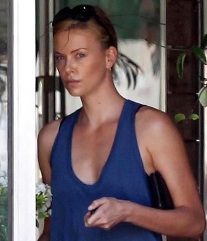 5 + 1 λήψεις της Charlize Theron που αποδεικνύουν ότι το μακιγιάζ της είναι περιττό