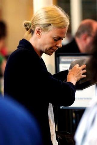 5 + 1 λήψεις της Charlize Theron που αποδεικνύουν ότι το μακιγιάζ της είναι περιττό