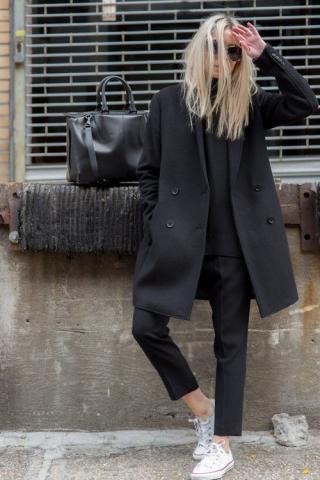 8 outfits που θα σου αποδείξουν πως το total black δεν είναι ποτέ βαρετό