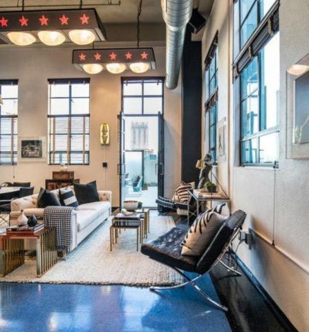 Ο Johnny Depp μας ξεναγεί στο σπίτι του και μας αφήνει με το στόμα ανοιχτό Ο Johnny Depp μας ξεναγεί στο σπίτι του και μας αφήνει με το στόμα ανοιχτό