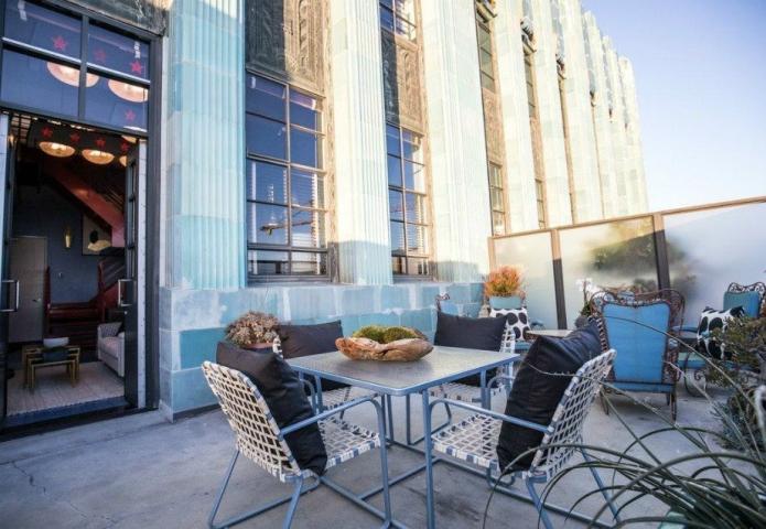 Ο Johnny Depp μας ξεναγεί στο σπίτι του και μας αφήνει με το στόμα ανοιχτό Ο Johnny Depp μας ξεναγεί στο σπίτι του και μας αφήνει με το στόμα ανοιχτό