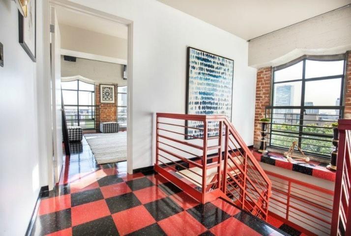 Ο Johnny Depp μας ξεναγεί στο σπίτι του και μας αφήνει με το στόμα ανοιχτό Ο Johnny Depp μας ξεναγεί στο σπίτι του και μας αφήνει με το στόμα ανοιχτό