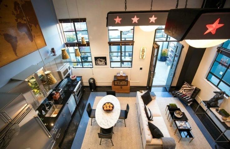 Ο Johnny Depp μας ξεναγεί στο σπίτι του και μας αφήνει με το στόμα ανοιχτό Ο Johnny Depp μας ξεναγεί στο σπίτι του και μας αφήνει με το στόμα ανοιχτό