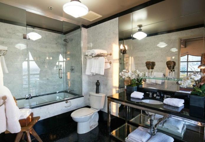 Ο Johnny Depp μας ξεναγεί στο σπίτι του και μας αφήνει με το στόμα ανοιχτό Ο Johnny Depp μας ξεναγεί στο σπίτι του και μας αφήνει με το στόμα ανοιχτό