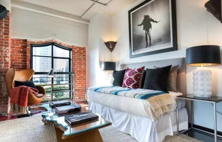 Ο Johnny Depp μας ξεναγεί στο σπίτι του και μας αφήνει με το στόμα ανοιχτό Ο Johnny Depp μας ξεναγεί στο σπίτι του και μας αφήνει με το στόμα ανοιχτό