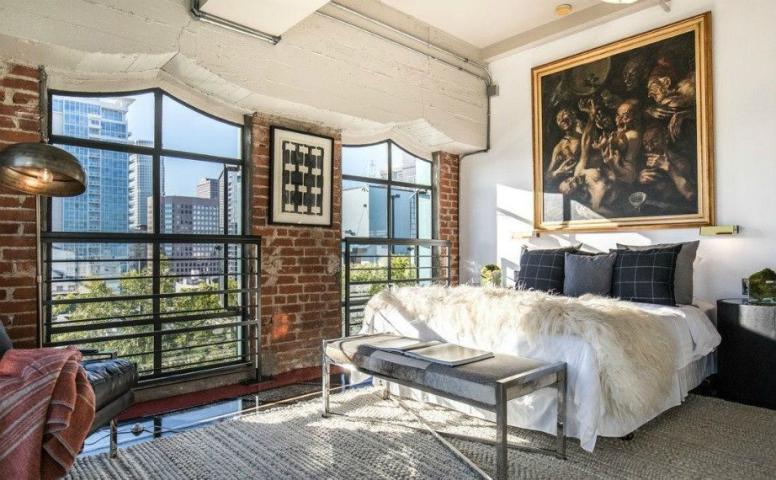 Ο Johnny Depp μας ξεναγεί στο σπίτι του και μας αφήνει με το στόμα ανοιχτό Ο Johnny Depp μας ξεναγεί στο σπίτι του και μας αφήνει με το στόμα ανοιχτό