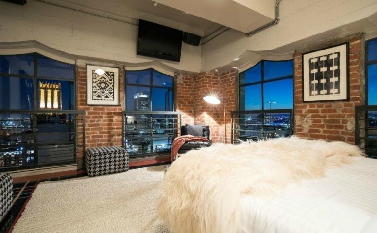 Ο Johnny Depp μας ξεναγεί στο σπίτι του και μας αφήνει με το στόμα ανοιχτό Ο Johnny Depp μας ξεναγεί στο σπίτι του και μας αφήνει με το στόμα ανοιχτό