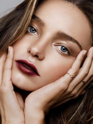 Xmas makeup look: 6 τρόποι για να φορέσεις την metallic σκιά Xmas makeup look: 6 τρόποι για να φορέσεις την metallic σκιά