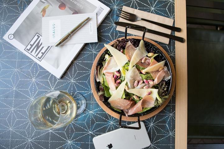 Στο Italus θα πιεις cappuccino σε μπισκοτένιο φλυτζανάκι και όχι μόνο! Στο Italus θα πιεις cappuccino σε μπισκοτένιο φλυτζανάκι και όχι μόνο!