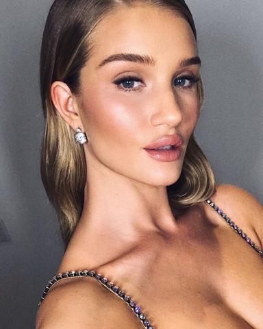 H Rosie Huntington έχει το ιδανικό χτένισμα για το ρεβεγιόν H Rosie Huntington έχει το ιδανικό χτένισμα για το ρεβεγιόν